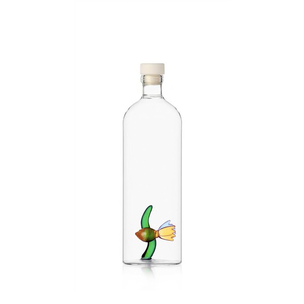 Botella con peces y hierbas marinas Granja de animales