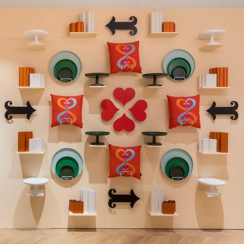 Relieve metálico de pared, Corazón pequeño rojo